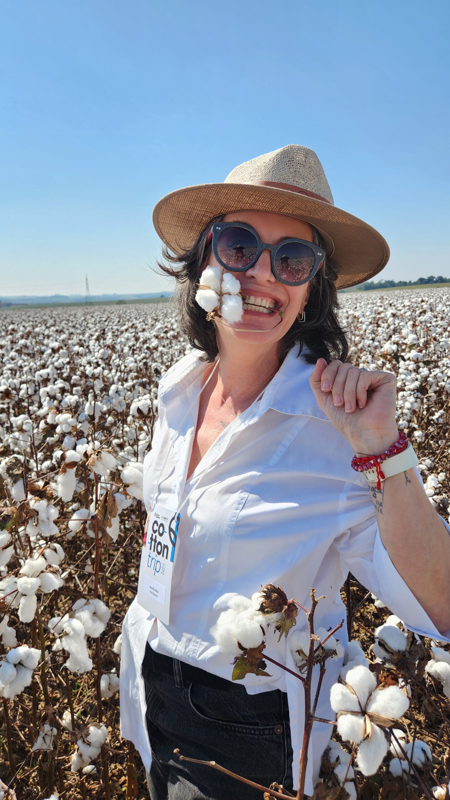Ana Scalea em campo de algodão, observando a fibra na origem