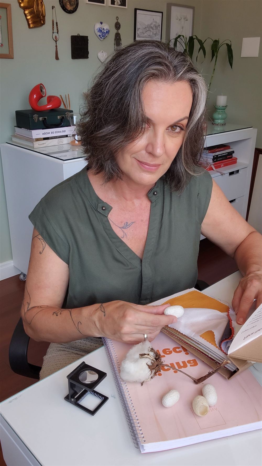 Ana Scalea analisando amostras de tecido com lupa de conta-fio